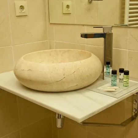 Cardenal Ram מלון 3*